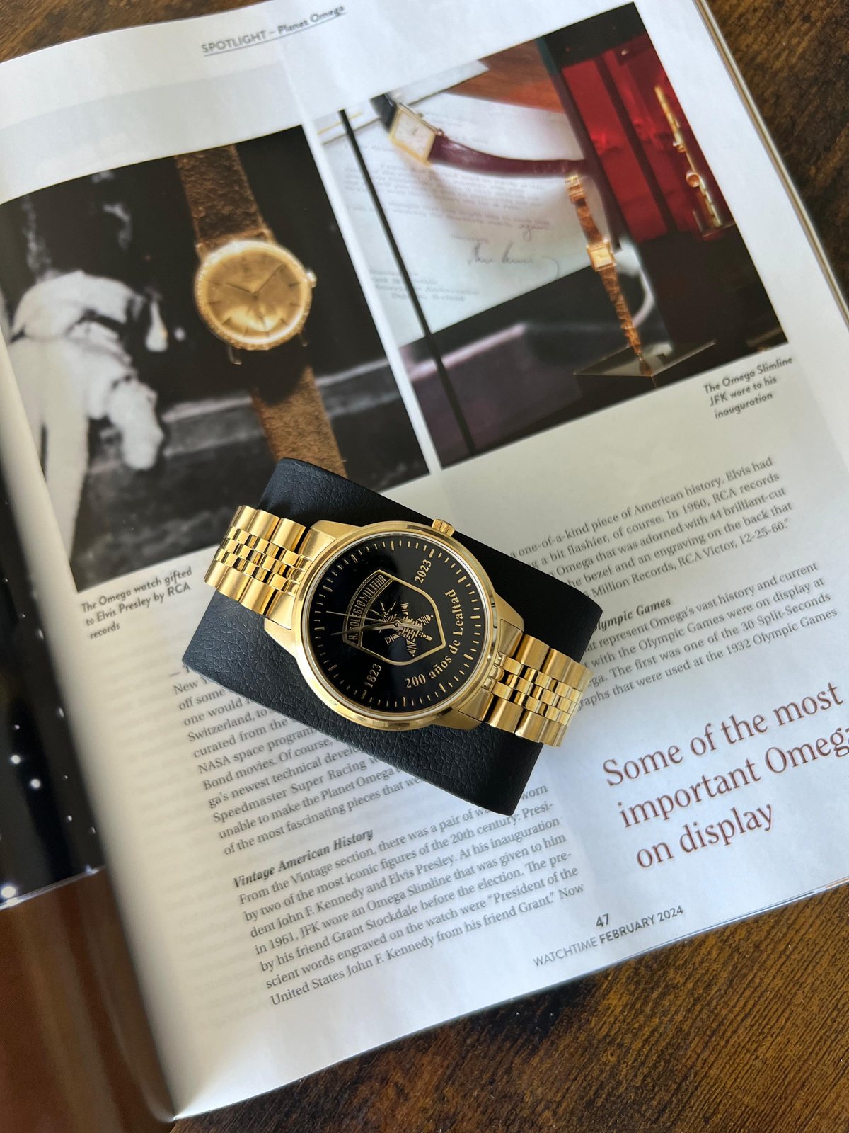 Reloj conmemorativo con la carátula «1823 · 2023 · 200 años de Lealtad» y el escudo del Heroico Colegio Militar.