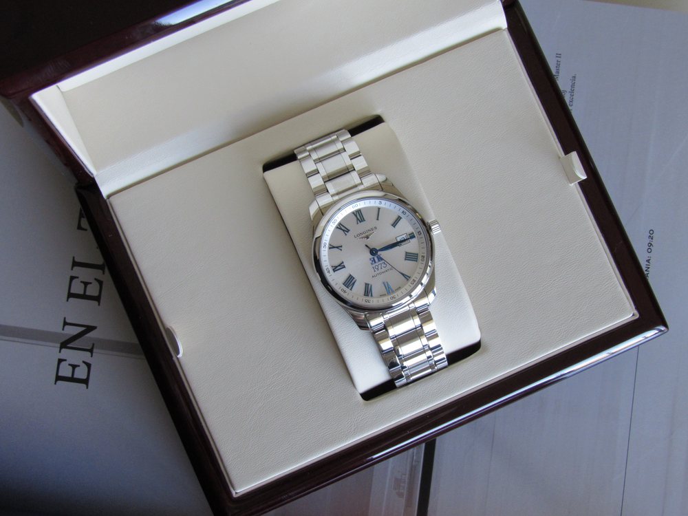El reloj colocado dentro de su estuche de presentación abierto.